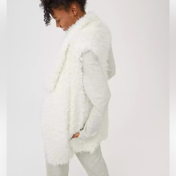 Aerie Sherpa Vest - Picture 2 of 15